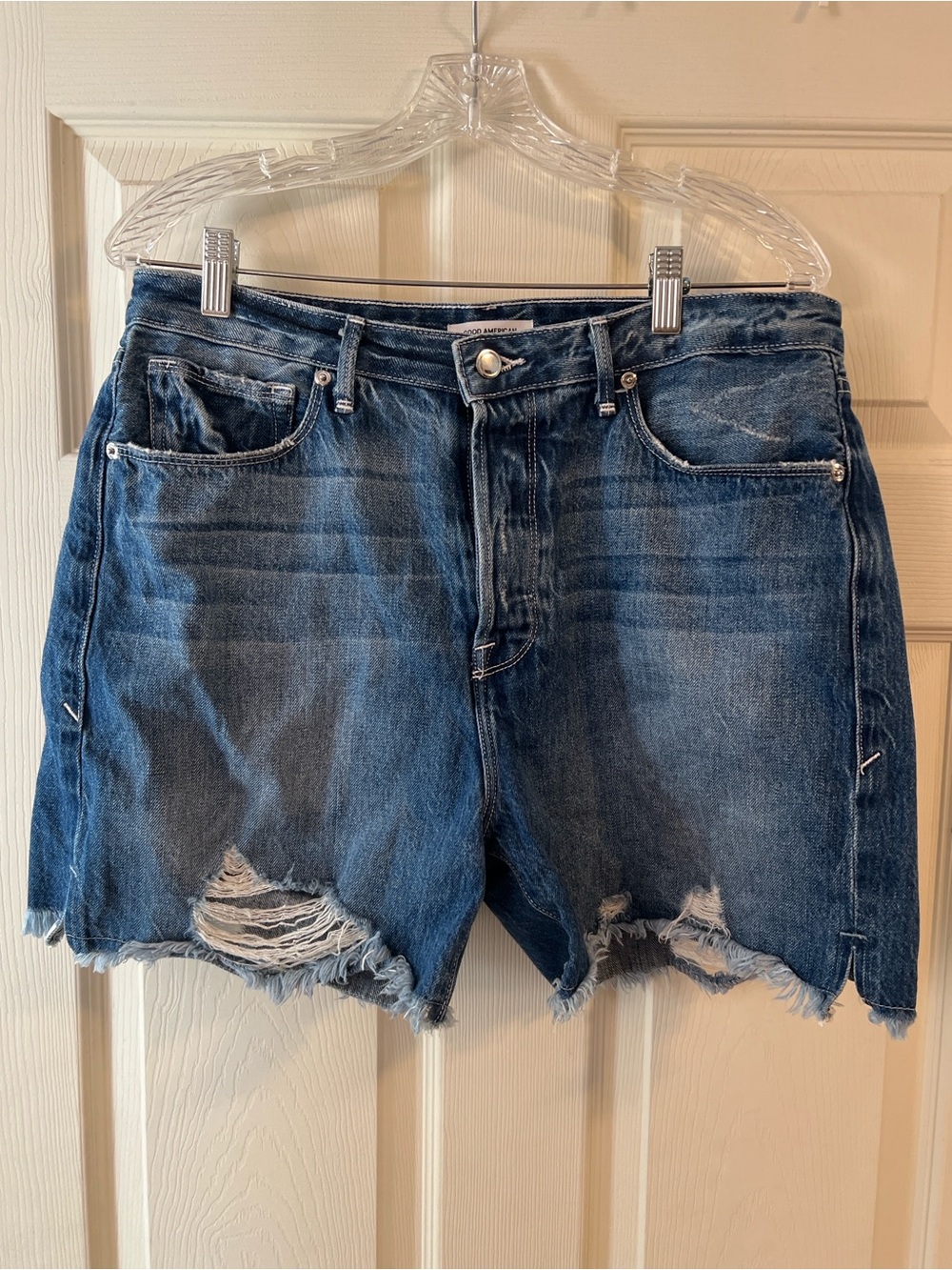 #174 Good American NWOT Distressed Raw Hem Denim Shorts 10/30